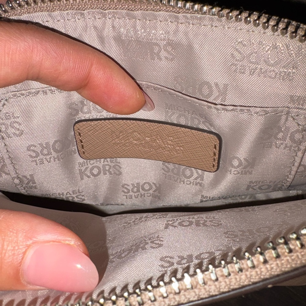 Michael Kors travel pouch - Picture 3 of 7